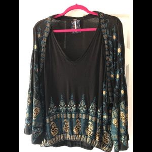 Free people. Elastic bottom, flared sleeves